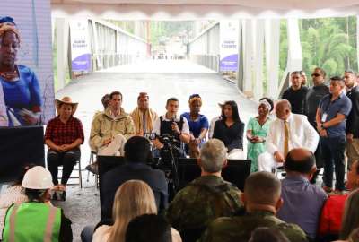 El presidente Daniel Noboa habl&oacute; de la consulta popular en la entrega del puente sobre el R&iacute;o Blanco.