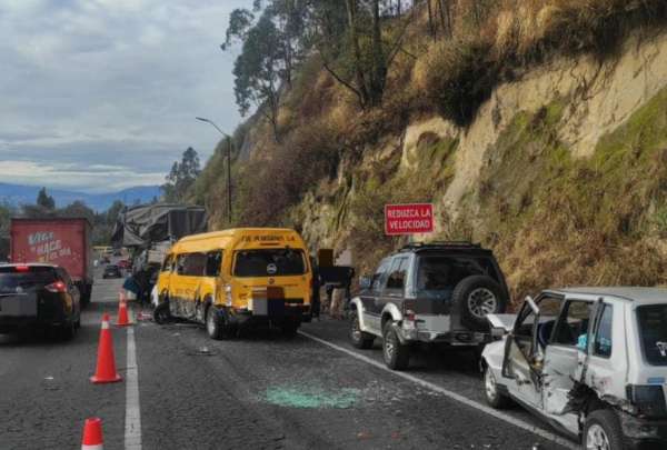 Varios veh&iacute;culos colisionaron la ma&ntilde;ana de este lunes, 30 de septiembre de 2024 en la av. Sim&oacute;n Bol&iacute;var. Hay varios heridos.
