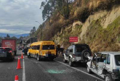 Varios veh&iacute;culos colisionaron la ma&ntilde;ana de este lunes, 30 de septiembre de 2024 en la av. Sim&oacute;n Bol&iacute;var. Hay varios heridos.