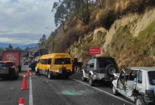 Quito: Cinco veh&iacute;culos colisionaron en la Sim&oacute;n Bol&iacute;var