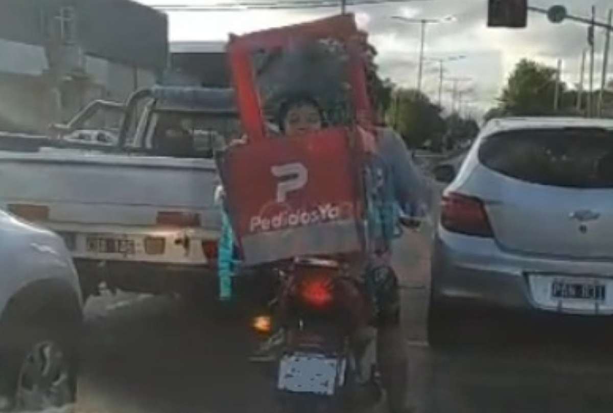 Un repartidor corrió el riesgo de llevar un niño dentro de una caja de delivery