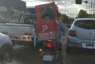 Un repartidor corri&oacute; el riesgo de llevar un ni&ntilde;o dentro de una caja de delivery