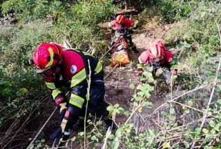 Quito: Un cami&oacute;n cay&oacute; 30 metros a una quebrada en Guayllabamba