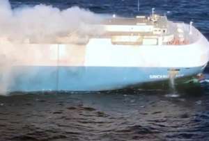 Buque lleno de autos de lujo se incendia en el Atl&aacute;ntico