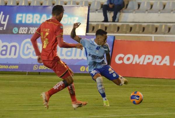 Iv&aacute;n Ortigoza, de macar&aacute; (10), controla el bal&oacute;n ante Darwin Su&aacute;rez, de Cumbay&aacute;