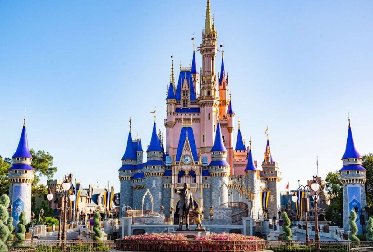 Disney ejecuta su mayor ronda de despidos del año, afectando a empleados de áreas como marketing, desarrollo y entretenimiento. La compañía busca reducir costos y aumentar eficiencia.