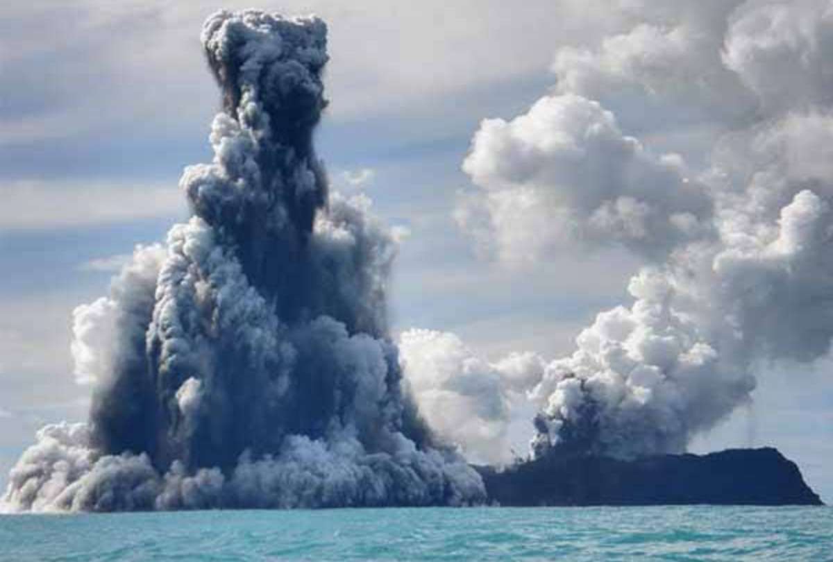 Tsunami golpea la isla de Tonga por erupci&oacute;n de un volc&aacute;n submarino