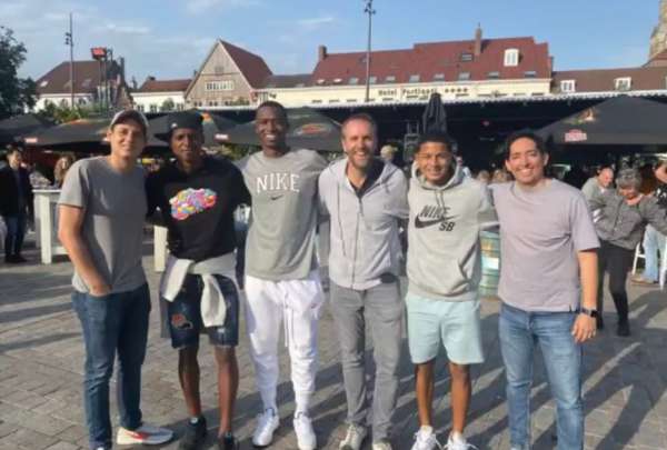 Nilson Angulo (3&deg; desde la izq.) posa con ecuatorianos en B&eacute;lgica