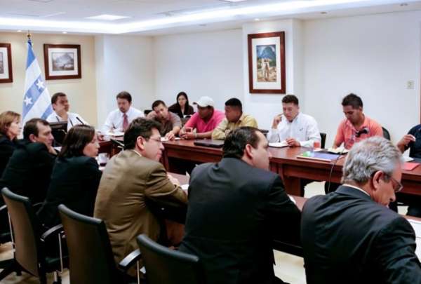 Leandro Norero (derecha, camiseta salm&oacute;n), durante una reuni&oacute;n con el Gabinete de Rafael Correa, en el Ministerio del Litoral.