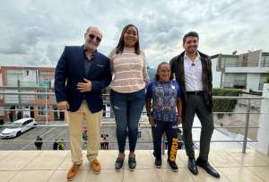 Poleth Mendes (izq,) y Estefan&iacute;a L&oacute;pez (der.) recibieron sus nuevas viviendas en Quito