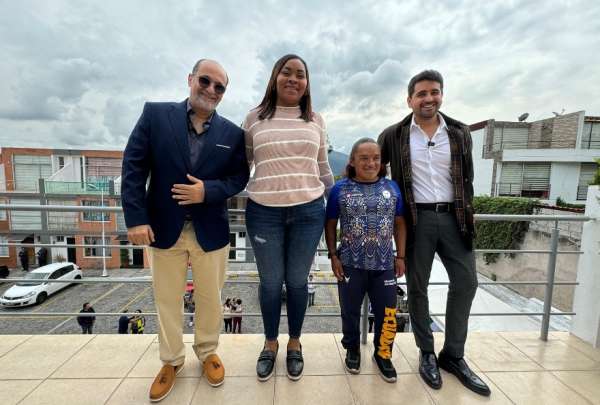 Poleth Mendes (izq,) y Estefan&iacute;a L&oacute;pez (der.) recibieron sus nuevas viviendas en Quito
