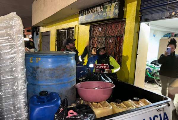 El licor era vendido en botellas y fundas pl&aacute;sticas a precios bajos. 
