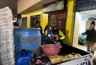 Quito: Decomisan 220 litros de alcohol ilegal en operativo en Solanda
