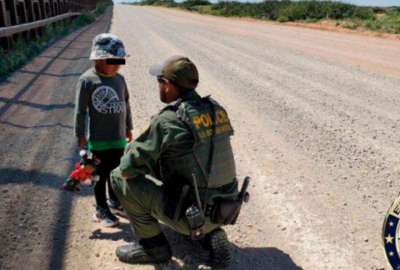 Ni&ntilde;o encontrado en la frontera de Estados Unidos se encuentra