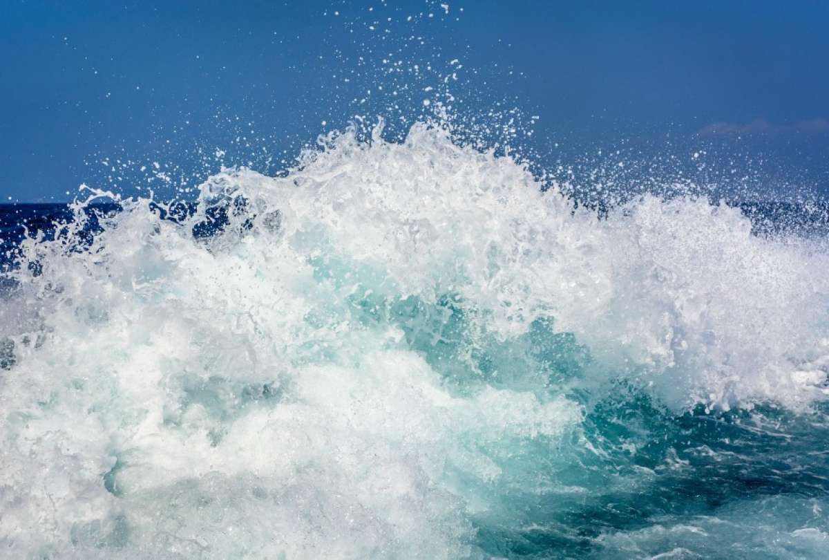 24 playas de Ecuador están con nivel de oleaje alto.