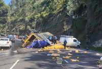 Un camión que transportaba botellas de agua y jugo se volcó en la Av. Simón Bolívar, en Quito.