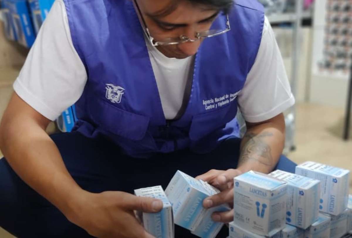 Casi 10.000 medicamentos y productos caducados se vendían cerca del Andrade Marín