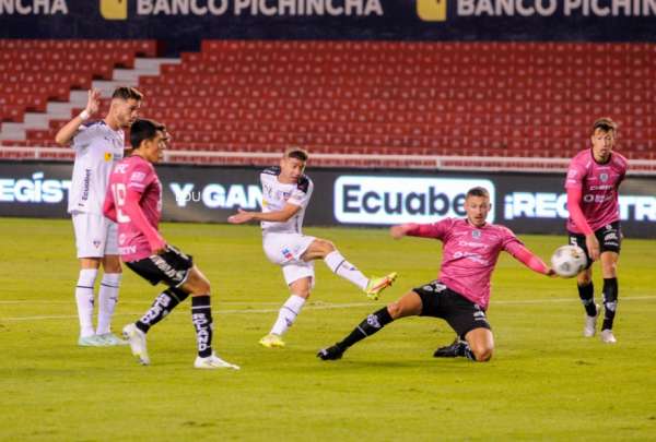 Juan Mac&iacute;as marc&oacute; el segundo gol de Liga de Quito, en el estadio Rodrigo Paz