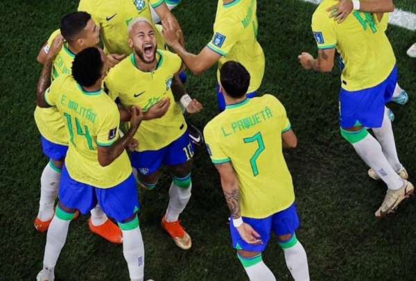 Fiesta de Neymar causa indignaci&oacute;n entre los hinchas