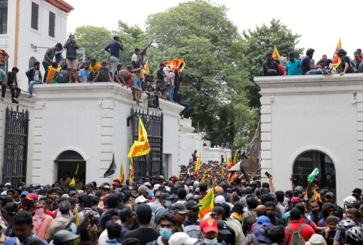 Una multitud se tom&oacute; el palacio de Gobierno de Sri Lanka