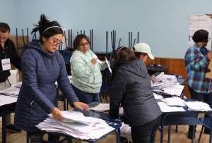 El Consejo Nacional Electoral da a conocer los primeros resultados de las votaciones