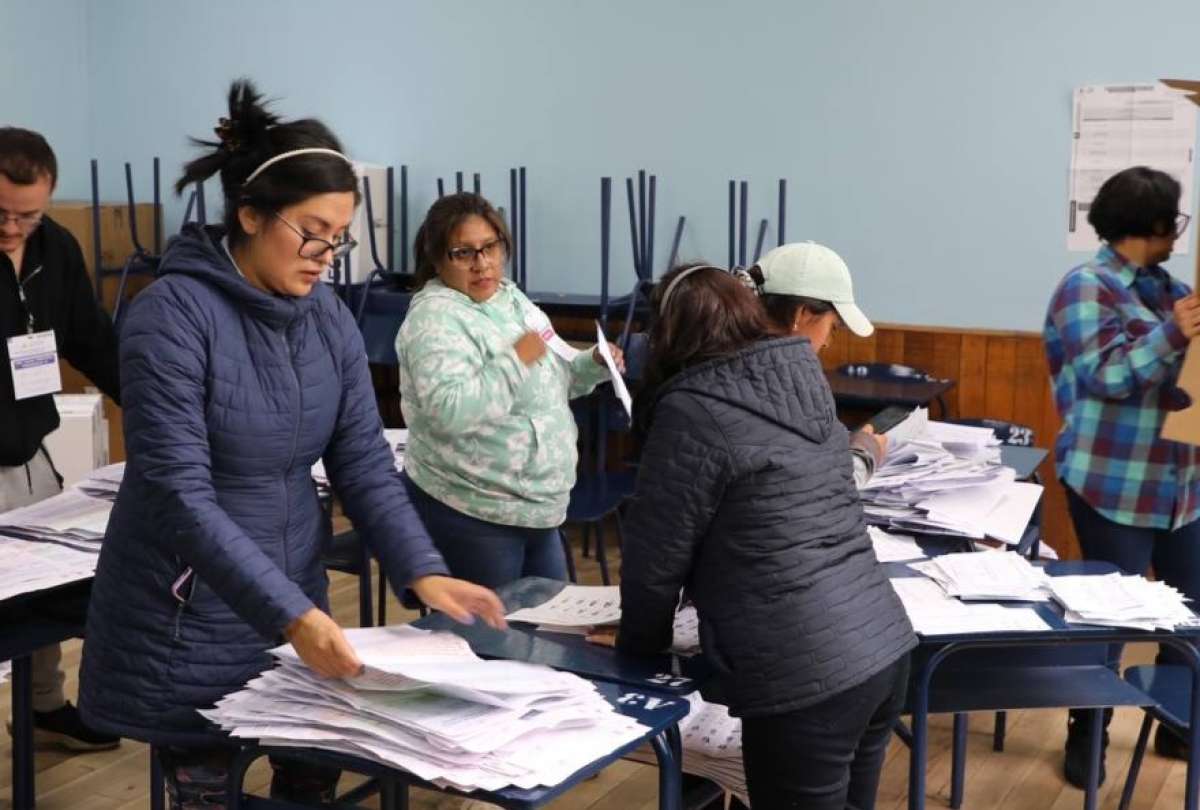 El Consejo Nacional Electoral da a conocer los primeros resultados de las votaciones