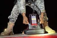 La Policía Nacional halló un cargamento de droga camuflada en las llantas de un tráiler en Carchi.