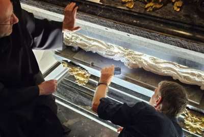 Fieles miran el cuerpo de Santa Teresita de Jes&uacute;s que tiene 111 a&ntilde;os y a&uacute;n mantiene un notable estado de&nbsp;conservaci&oacute;n.