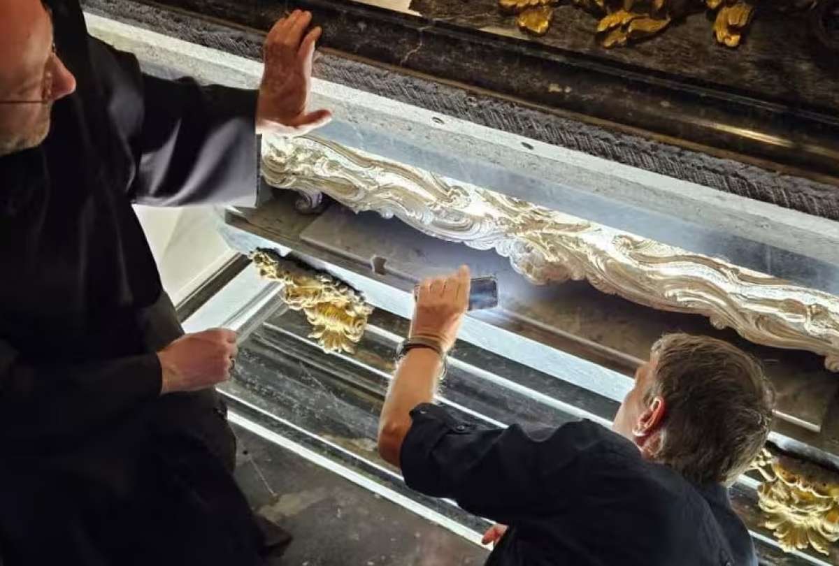 Fieles miran el cuerpo de Santa Teresita de Jesús que tiene 111 años y aún mantiene un notable estado de conservación.