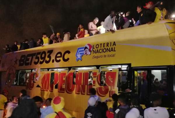 Aucas termin&oacute; su festejo con sus hinchas en El Arbolito