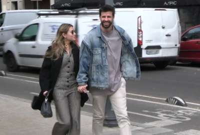 Gerard aPiqu&eacute; (der.) en un paseo por las calles de Barcelona. 