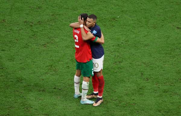Kylian Mbapp&eacute; (der.) se abraza con Achraf Hakimi en el duelo entre Francia y Marruecos. 