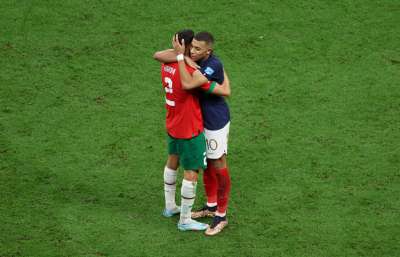 Kylian Mbapp&eacute; (der.) se abraza con Achraf Hakimi en el duelo entre Francia y Marruecos. 