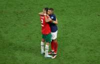 Kylian Mbappé (der.) se abraza con Achraf Hakimi en el duelo entre Francia y Marruecos.