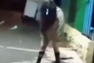 &iexcl;Tremendo susto! Polic&iacute;a capta una mujer en extra&ntilde;a postura en M&eacute;xico
