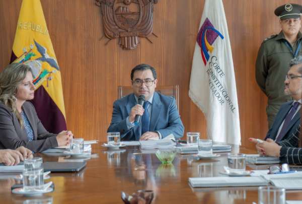 Jhoel Escudero (centro) es el nuevo presidente de la Corte Constitucional del Ecuador.