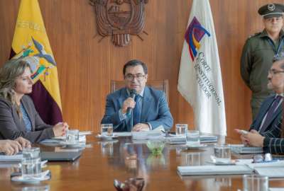 Jhoel Escudero (centro) es el nuevo presidente de la Corte Constitucional del Ecuador.