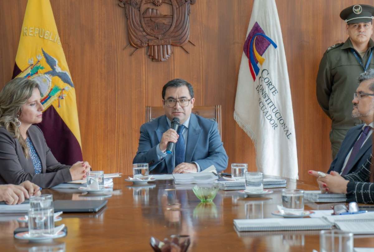 Jhoel Escudero (centro) es el nuevo presidente de la Corte Constitucional del Ecuador.