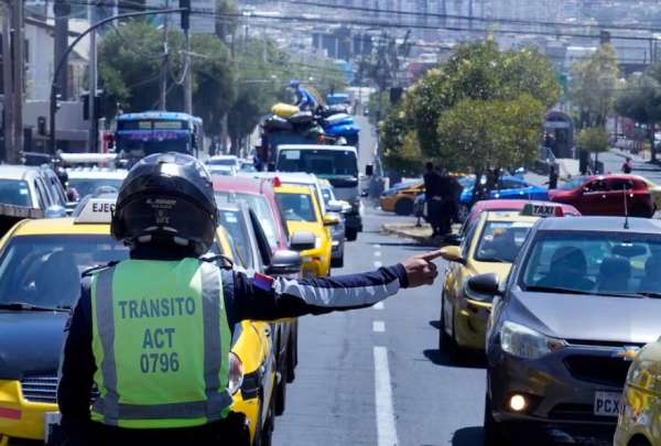 Conductores deben estar atentos al calendario semanal del Pico y Placa para evitar multas.