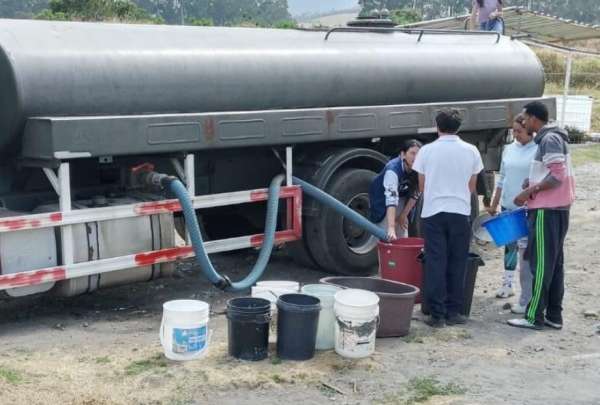 Ej&eacute;rcito destin&oacute; tanqueros ante abastecimiento de agua en Quitonto de agua en Quito