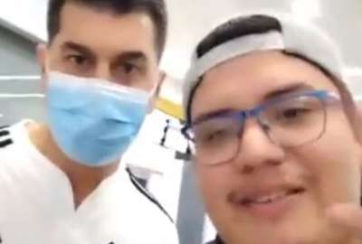 El hincha de Emelec apareci&oacute; en un video viral junto a Ismael Rescalvo (der.).