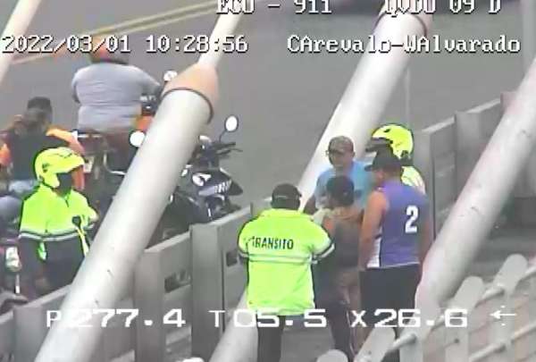 Miembros de la Comisi&oacute;n de Tr&aacute;nsito evitaron que una mujer se quite la vida en Quevedo