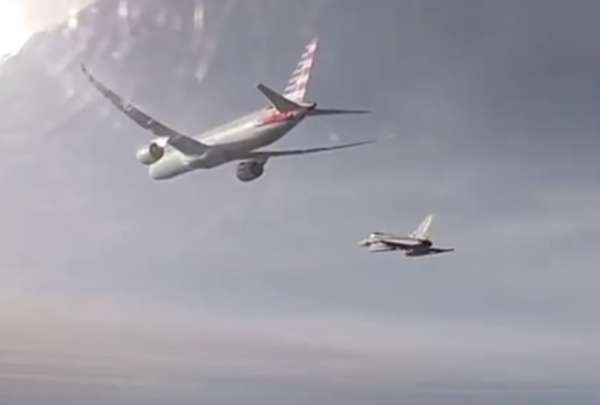 Los tripulantes y pasajeros de un vuelo de American Airlines vivieron momentos de tensi&oacute;n en el aire.&nbsp;