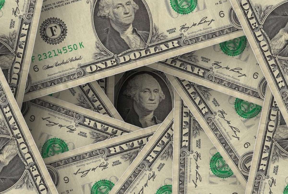 El dólar se fortalece en Latinoamerica conforme caen divisas como el peso colombiano y el peso chileno. 