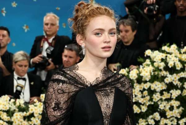 Famosos como Zendaya lucieron negro en la esperada Met Gala.