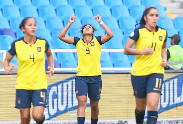 Nayeli Bola&ntilde;os celebra su gol con la Tri ante Bolivia
