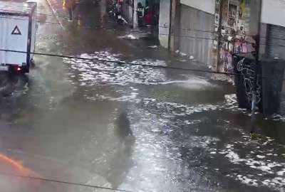 El nivel del agua super&oacute; la acera