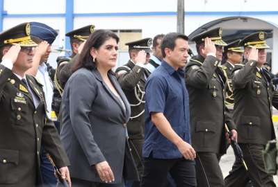 El presidente Daniel Noboa entreg&oacute; la condecoraci&oacute;n a efectivos de la Polic&iacute;a. 