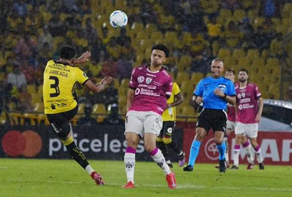 La lluvia no permiti&oacute; que el partido se desarrolle con normalidad