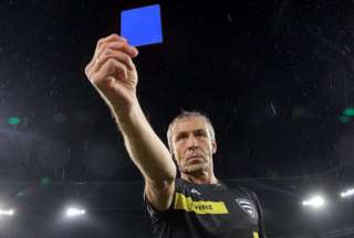 Probar&aacute;n el uso de la tarjeta azul en el f&uacute;tbol profesional